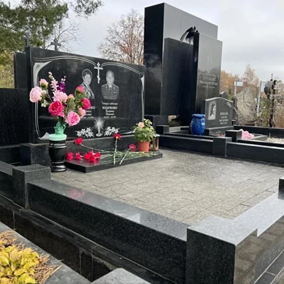 Благоустроенное захоронение с гранитной облицовкой и памятником