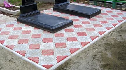 Пример укладки тротуарной плитки на участке захоронения
