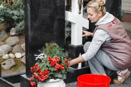 Регулярный уход за местом захоронения