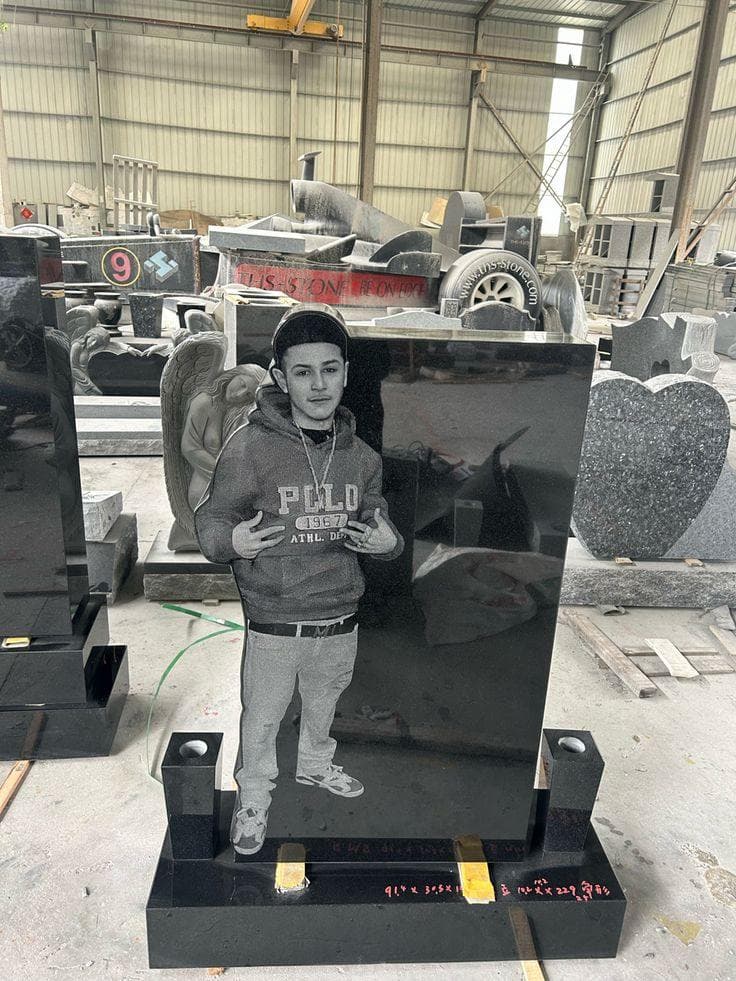 Идеи для памятников. Стела по силуэту гравировки.