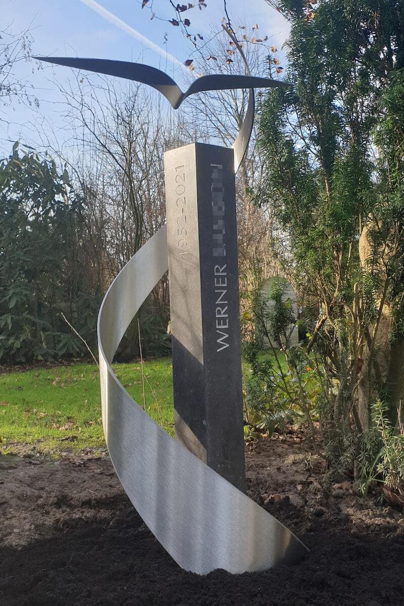 Памятник с птицей